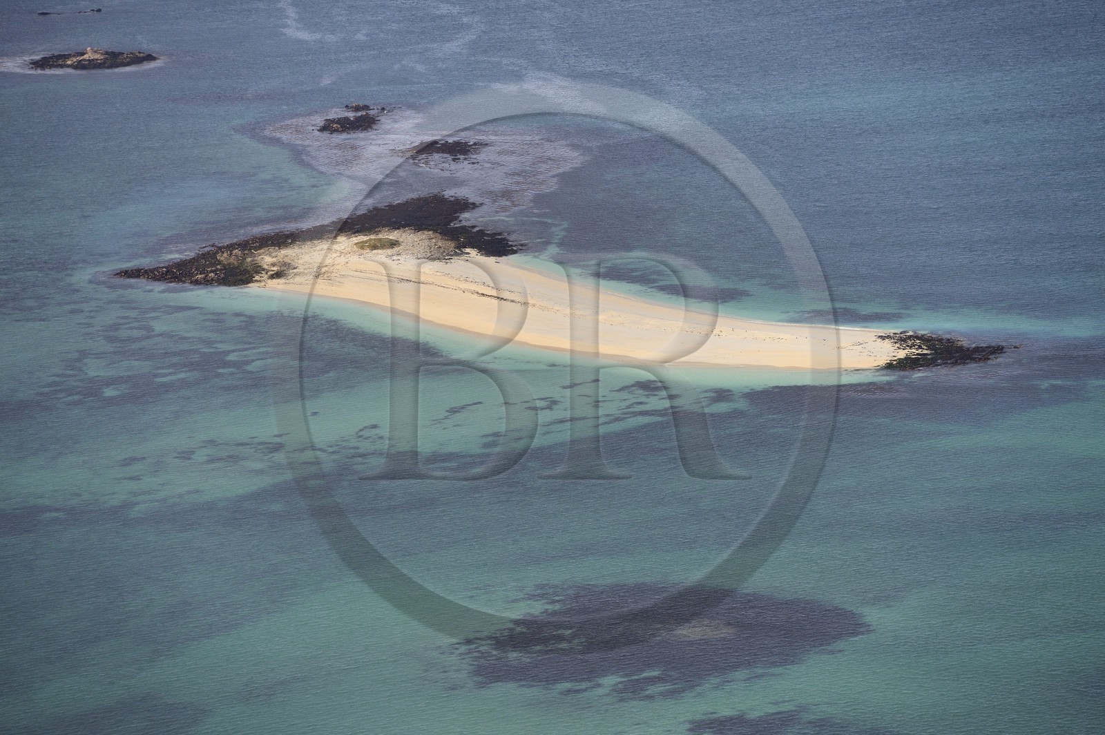 France, Finistere, La Foret Fouesnant, Glenan islands, Guiriden (Gueriden) island sandbank (aerial view)