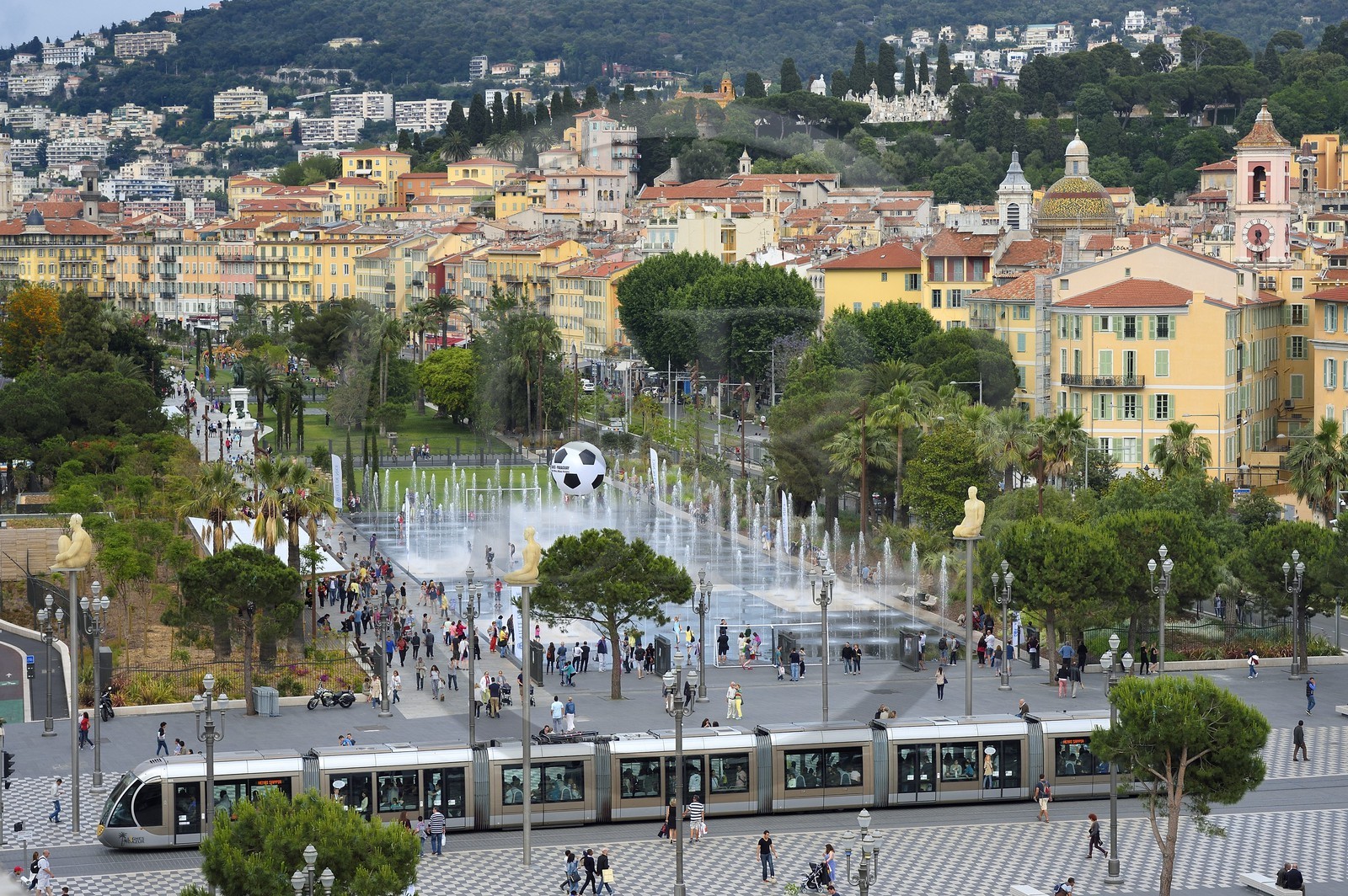 France, Alpes-Maritimes (06), Nice,  la Promenade du Paillon, le miroir d'eau de 3000 m2 et les jets d'eau de la place Massena