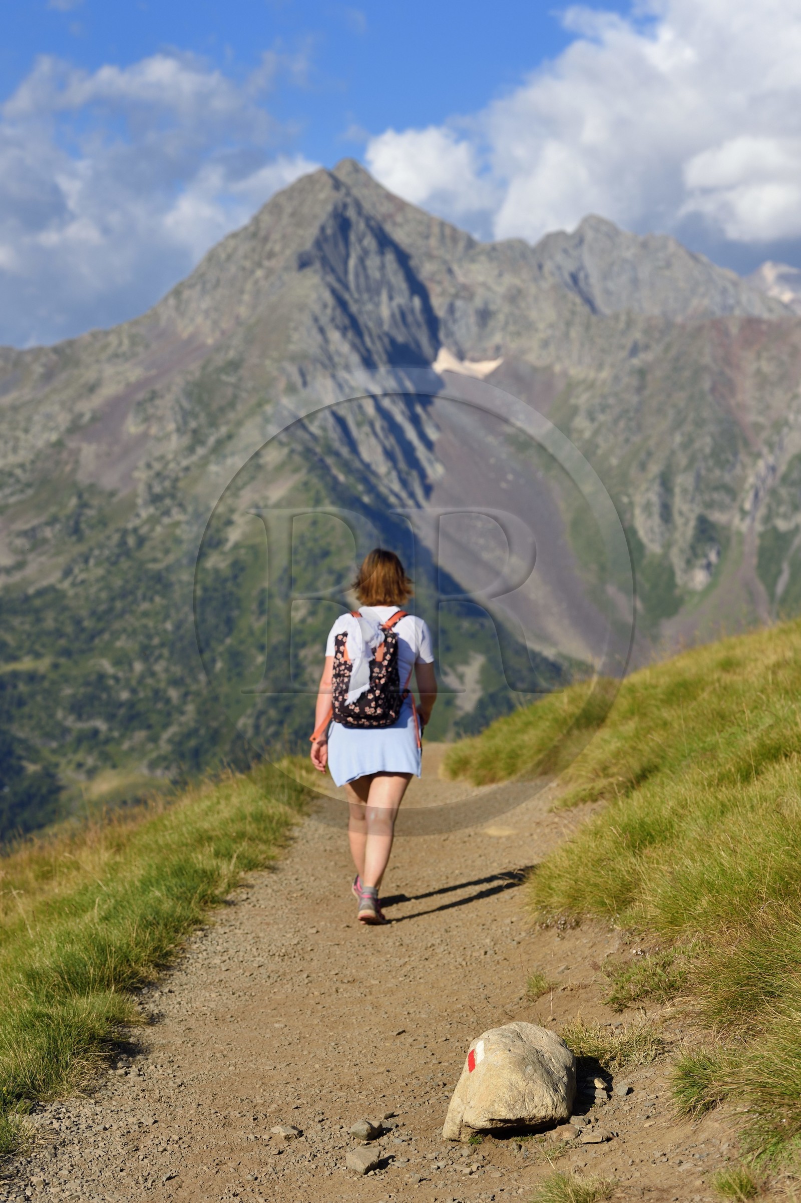 France, Hautes-Pyrénées (65), Saint-Lary-Soulan et Vielle-Aure, randonnée sur une variante du GR10 entre le col de Portet et les lacs de Bastan en bordure de la réserve naturelle de Néouvielle en arrière plan