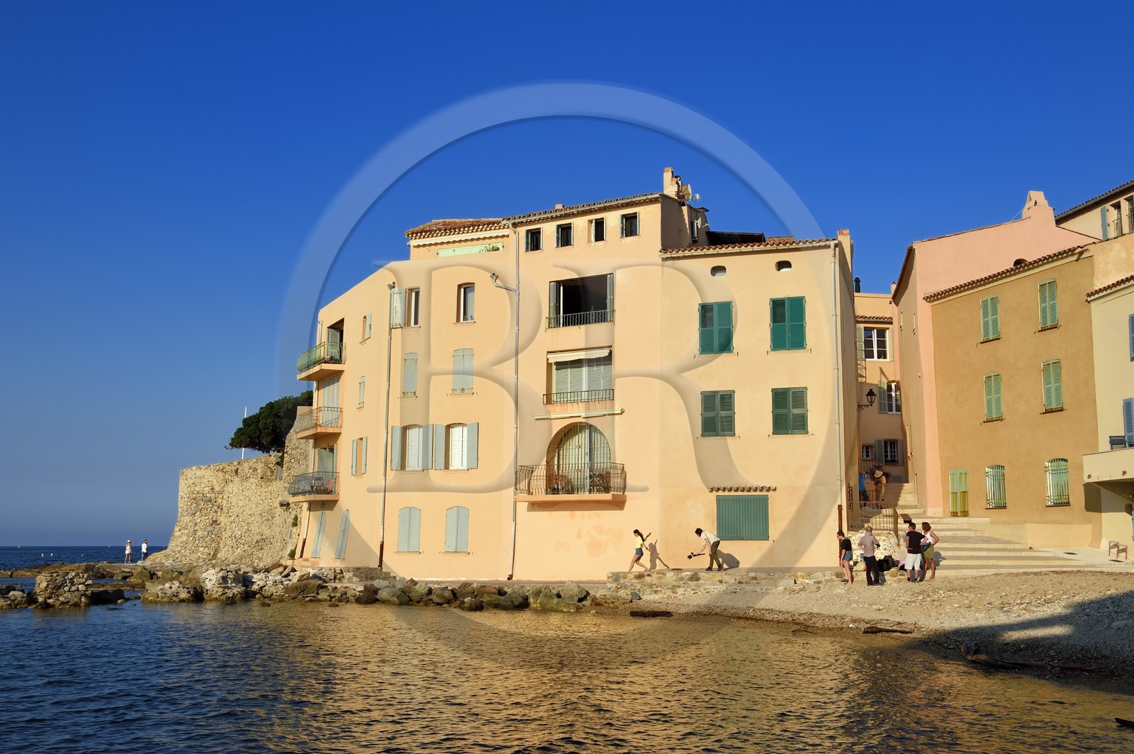 France, Var (83), Saint-Tropez, la plage de la Glaye et Tour Vieille du XVème siècle