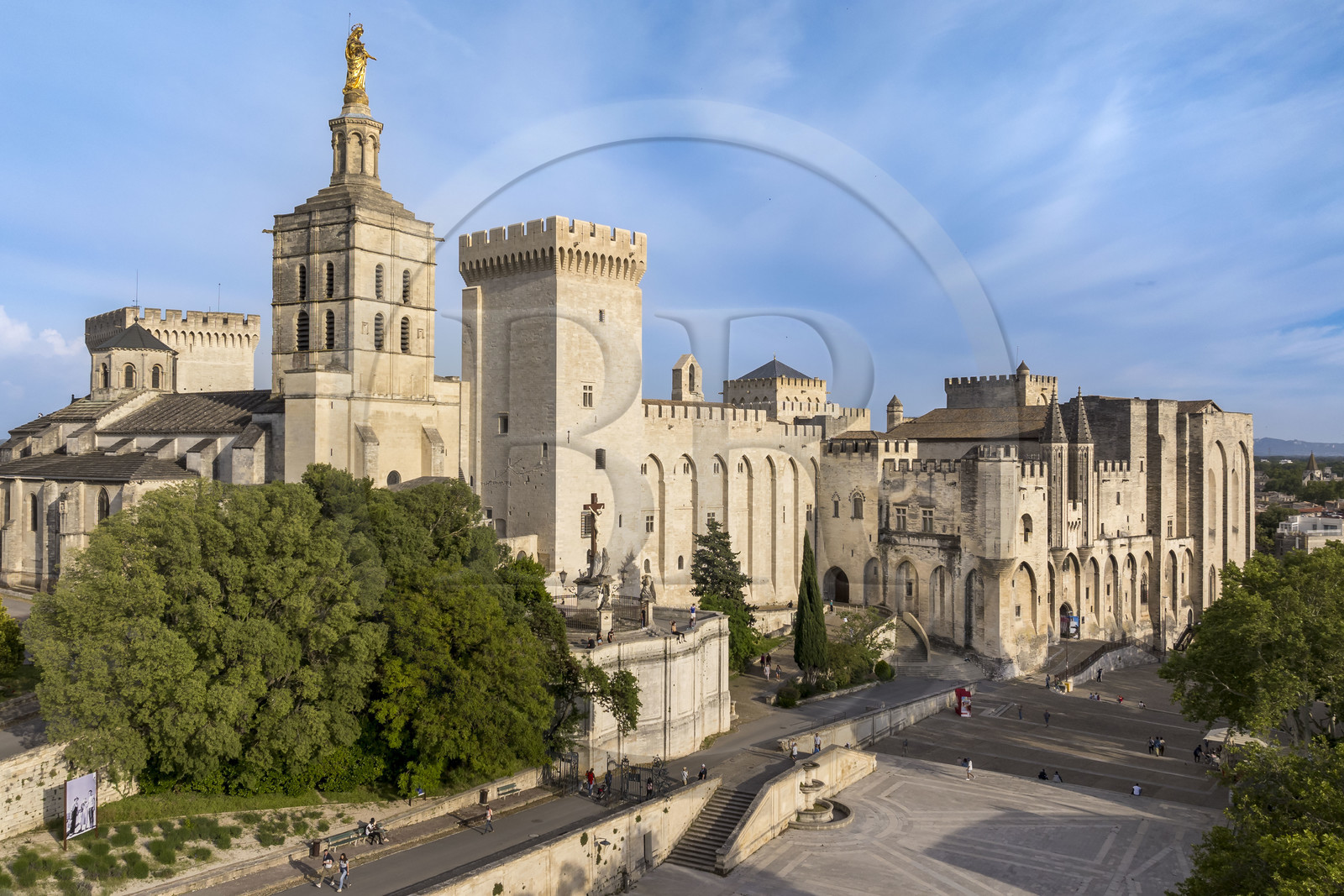France, Vaucluse (84), Avignon, la cathédrale des Doms et le Palais des Papes classés Patrimoine mondial de l'UNESCO, et la place du Palais (vue aérienne)