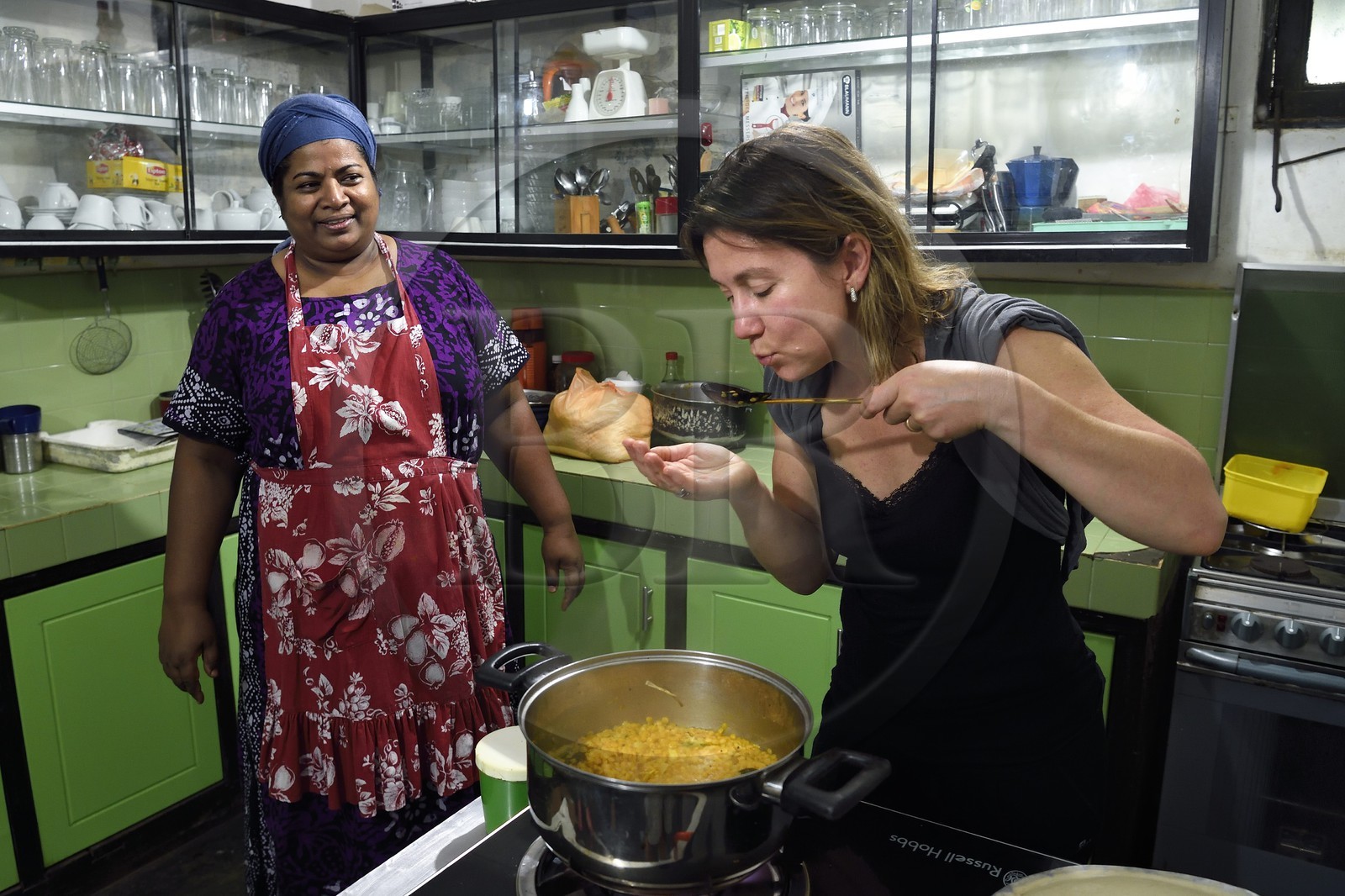 Sri Lanka, province du Centre-Nord, Polonnaruwa, Devi Tourist Home, préparation du curry dans la cuisine