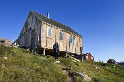 Groenland, cote Nord-Ouest, Murchison sound au nord de la baie de Baffin, Siorapaluk, village le plus septentrional du Groenland, la française Jocelyne Ollivier-Henry qui vit dans se village de 45 habitants au pied de sa maison