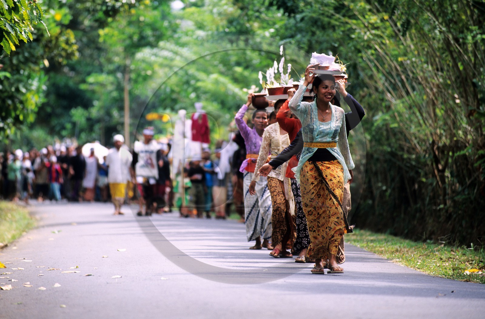 Indonésie, île de Bali, procession de funérailles dans la région Tirtagangga