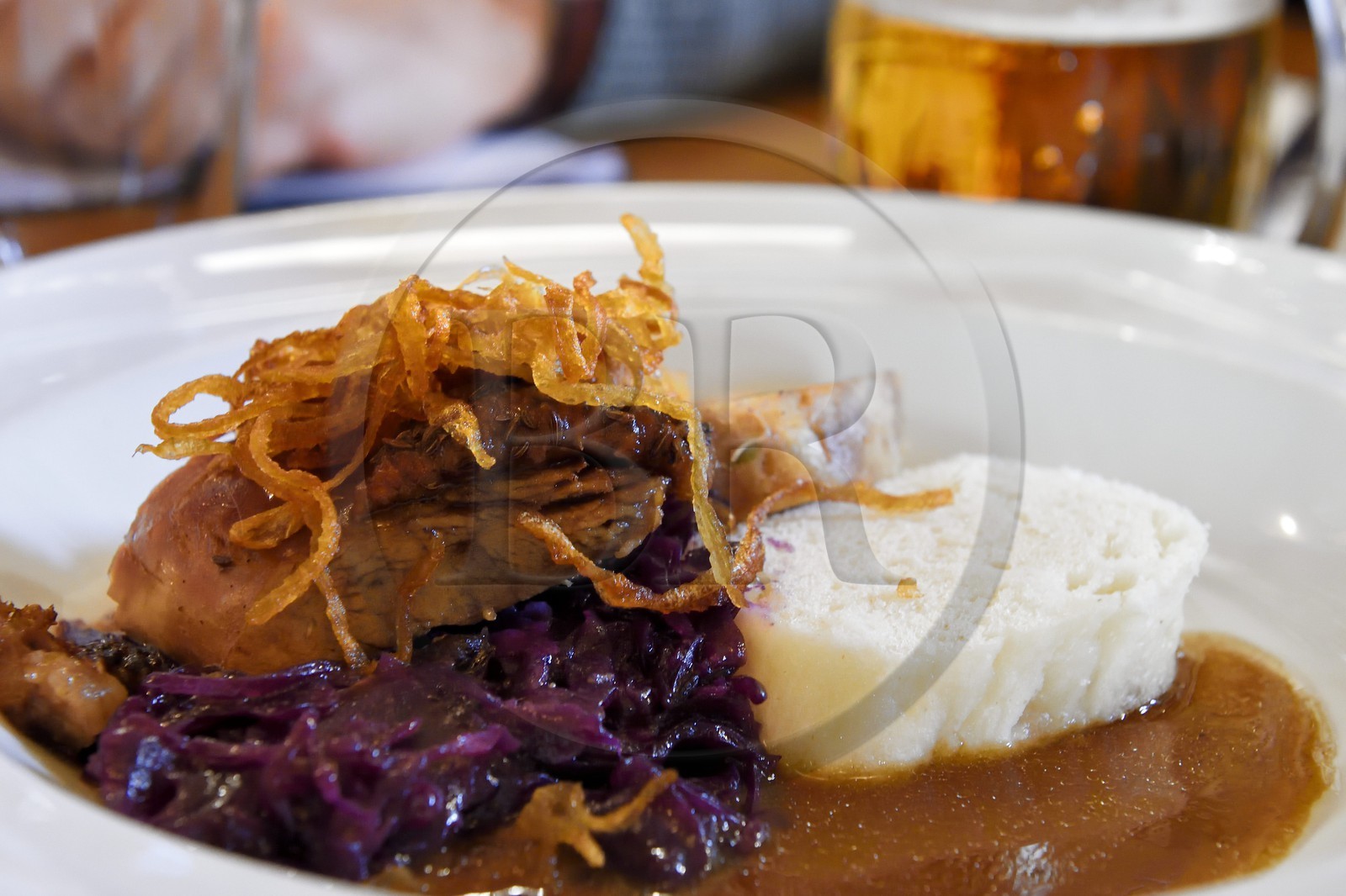 République Tchèque, Prague, centre historique classé Patrimoine Mondial de l'UNESCO, quartier Mala Strana, restaurant Malostranska Beseda, canard roti avec du chou rouge et quenelles de pain (knedlik)