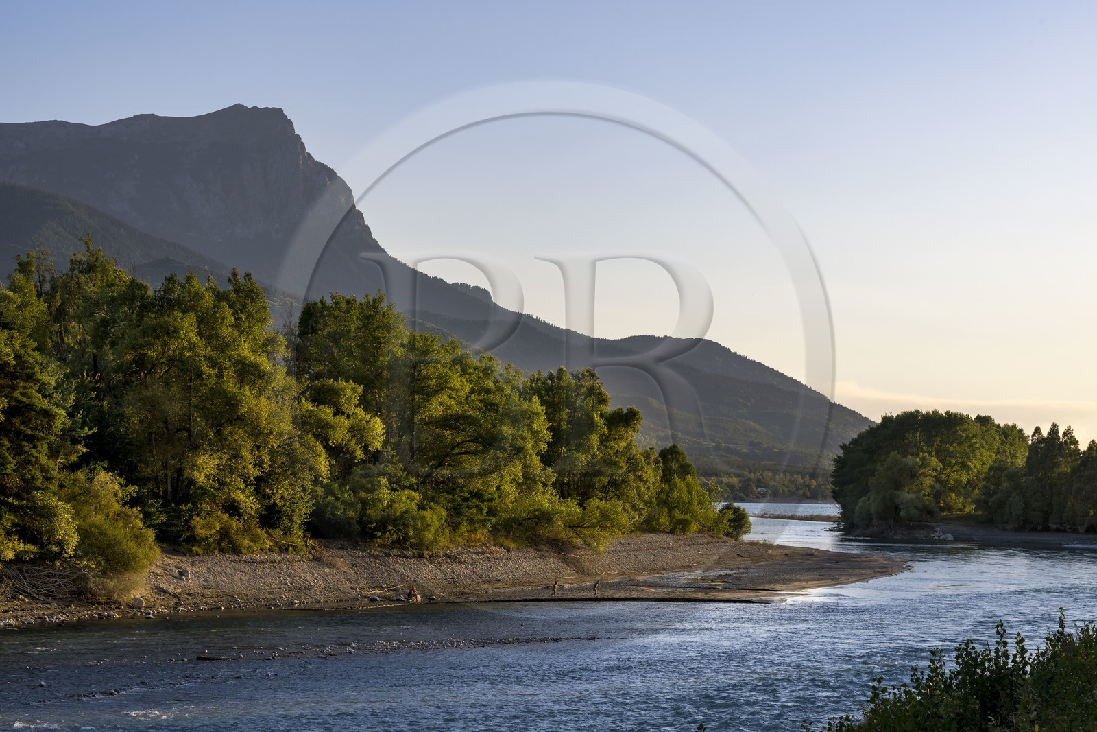 France, Hautes Alpes (05), Embrun, la Durance et le Pic de Morgon (2324 m) en arrière-plan