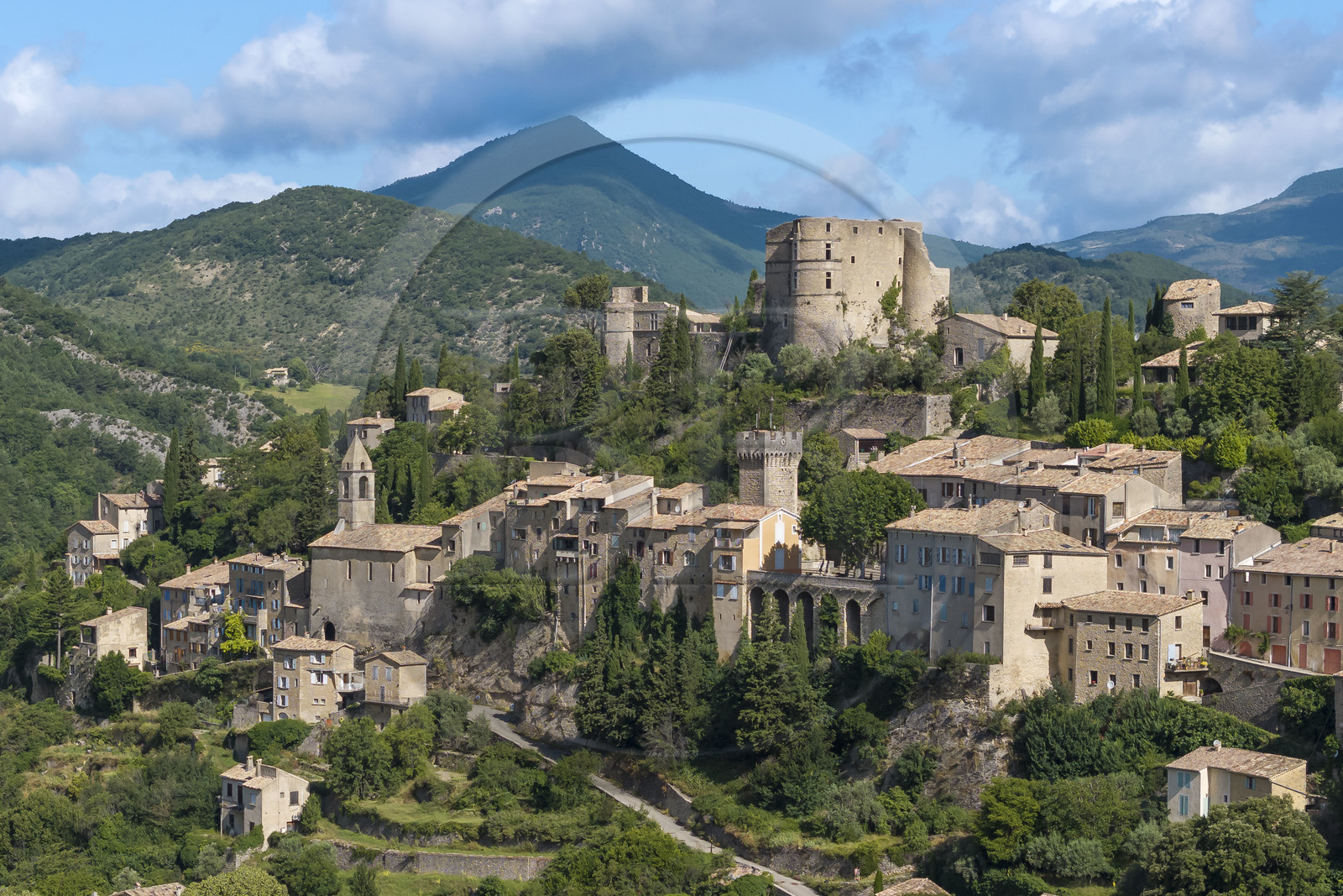 France, Drôme (26), parc naturel régional des Baronnies provençales, Montbrun-les-Bains, labellisé Les Plus Beaux Villages de France, le village et le château Renaissance des Dupuy-Montbrun (vue aérienne)
