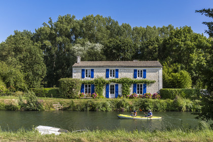 France, Deux-Sèvres (79), le Marais Poitevin, la Venise Verte, Coulon, maison du marais typique au bord de la Sèvre Niortaise et de la voie cyclable de la Vélo Francette