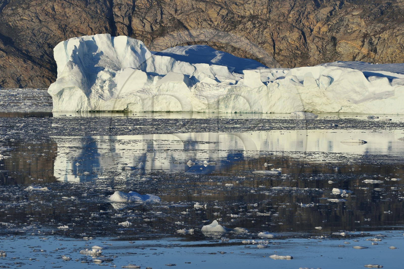 Groenland, cote ouest, baie de Disko, iceberg dans la baie de Quervain