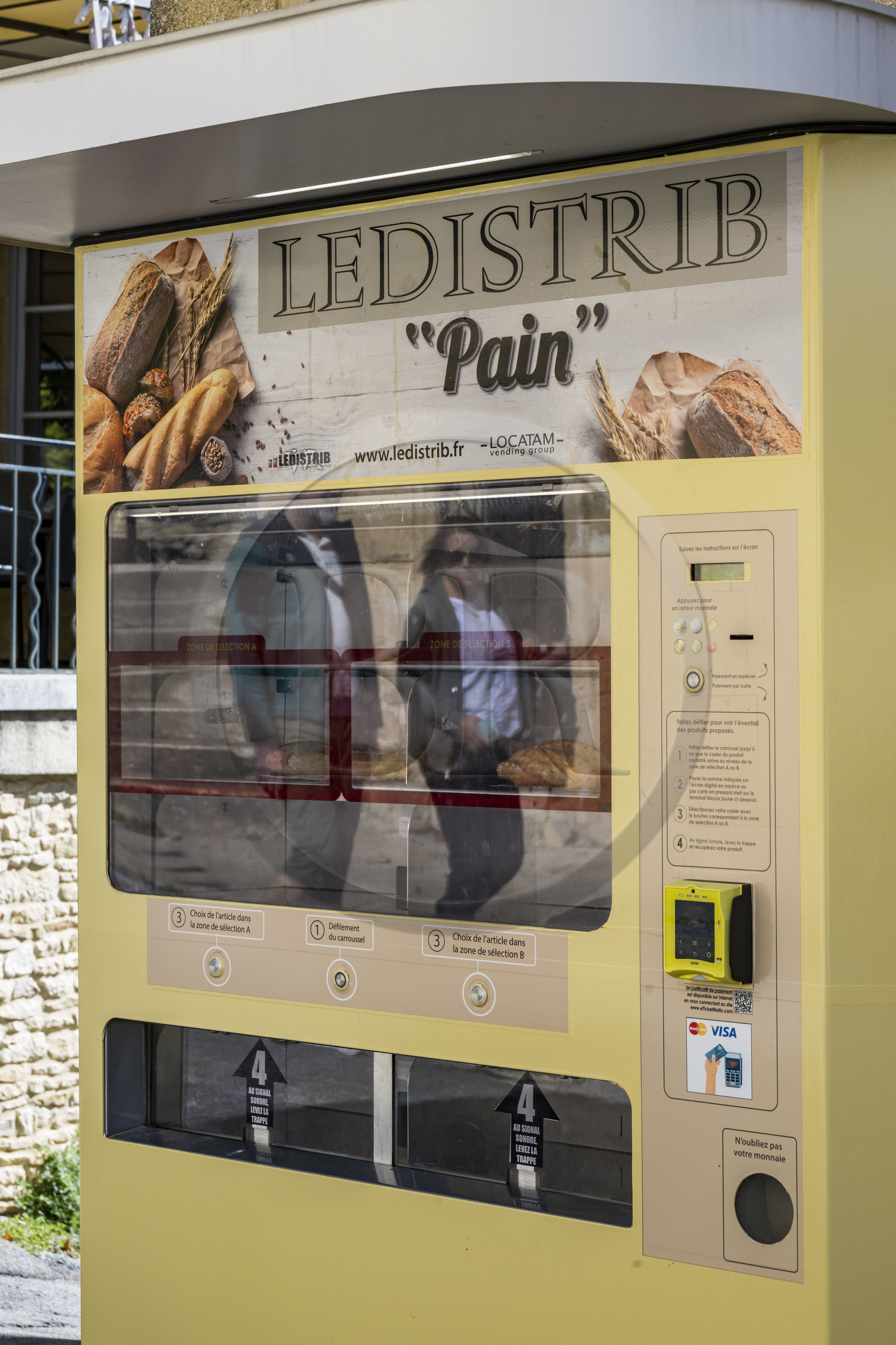 France, Gard, Saint-Maximin, distributeur automatique de pain