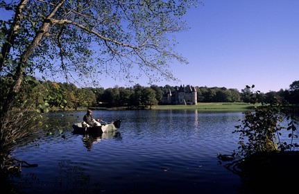 France, Cher (18), Oizon, pêcheur sur le lac du château de La Verrerie