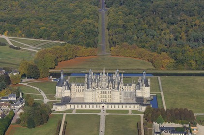 France, Loir et Cher (41), Vallée de la Loire classée Patrimoine Mondial de l' UNESCO, château de Chambord, façade Est (vue aérienne)