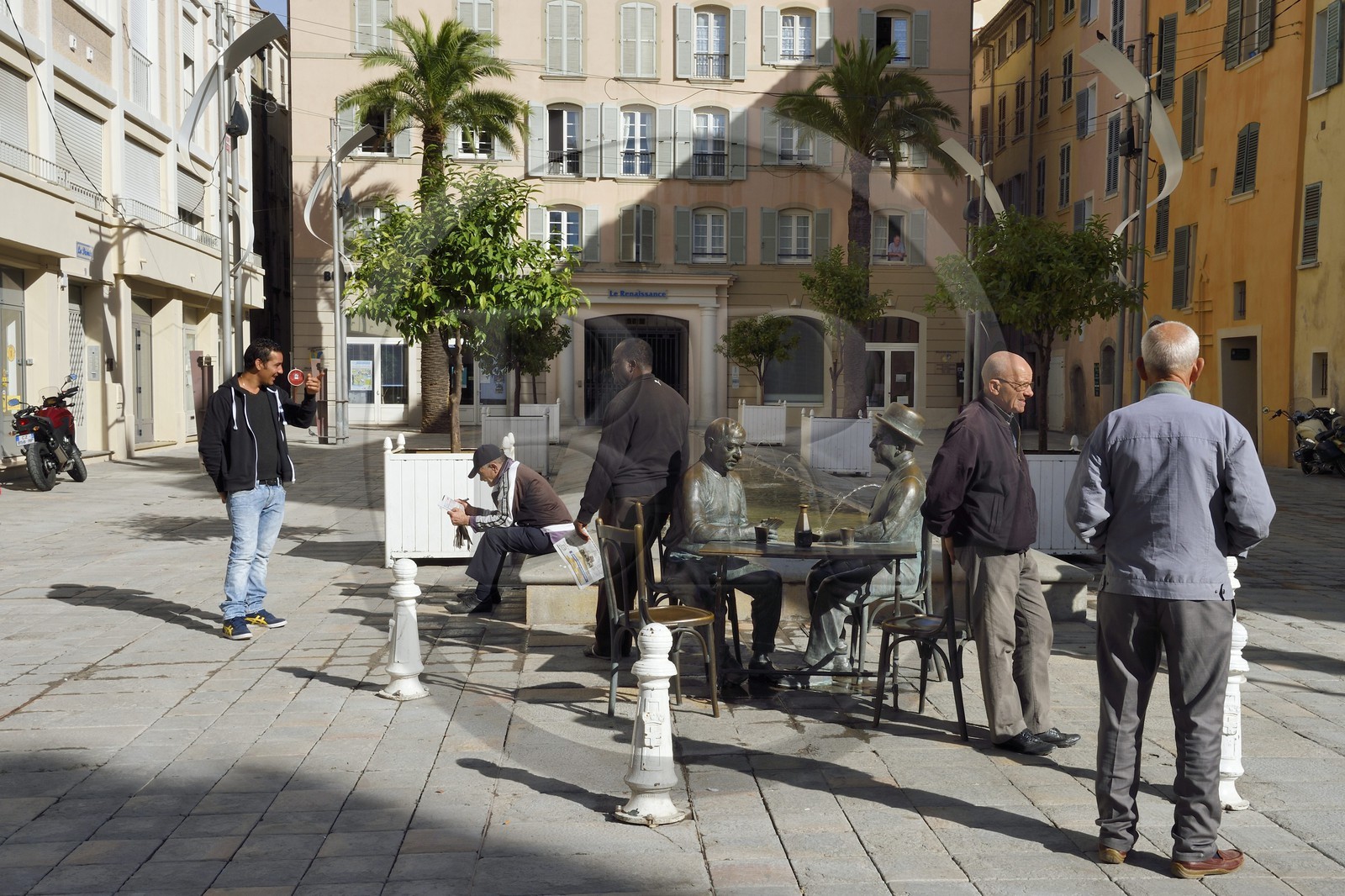 France, Var (83), Toulon, place Raimu, Statue La Partie de Carte de Raimu, Sculpteur Eric de Saint Chaffrey (Musée Grévin), statue inaugurée en janvier 1995