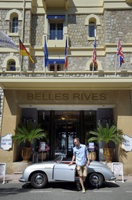 France, Alpes-Maritimes (06), Antibes,  Juan-les-Pins, Porsche Speedster 356 décapotable de collection devant l'hotel Belle Rives