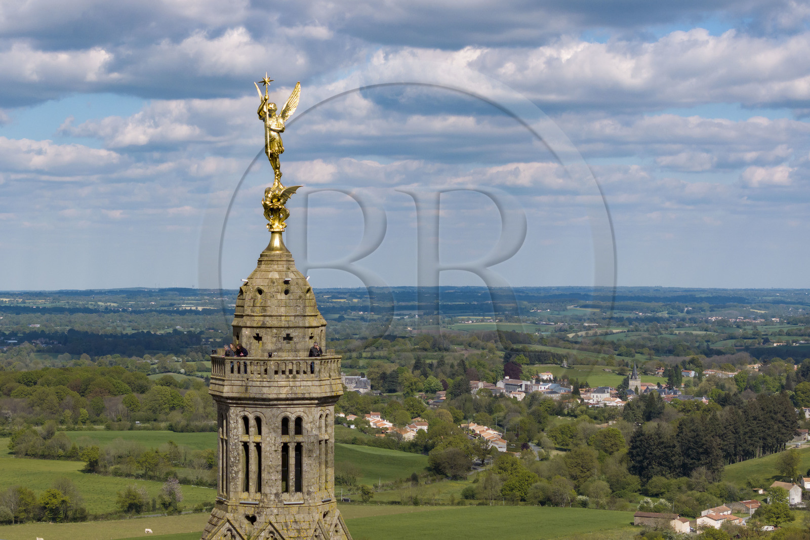 France, Vendée (85), Sèvremont, Saint-Michel-Mont-Mercure, l'église avec sa statue de l'archange Saint-Michel (vue aérienne)