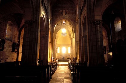 France, Saône-et-Loire (71), Semur-en-Brionnais, labellisé Les Plus Beaux Villages de France, église romane Saint-Hilaire de style clunisien