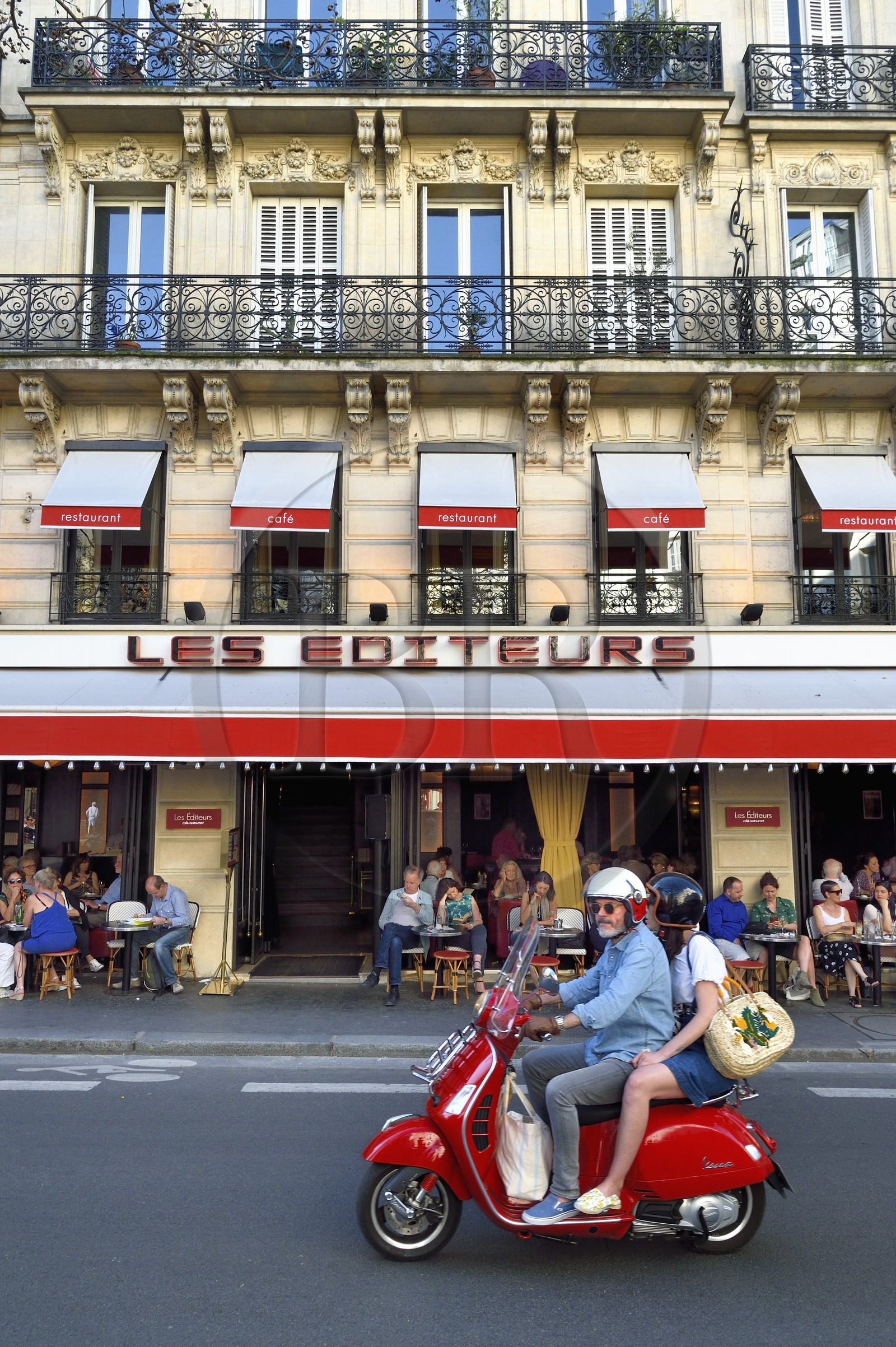 France, Paris (75), Carrefour de l'Odéon, Café les Editeurs