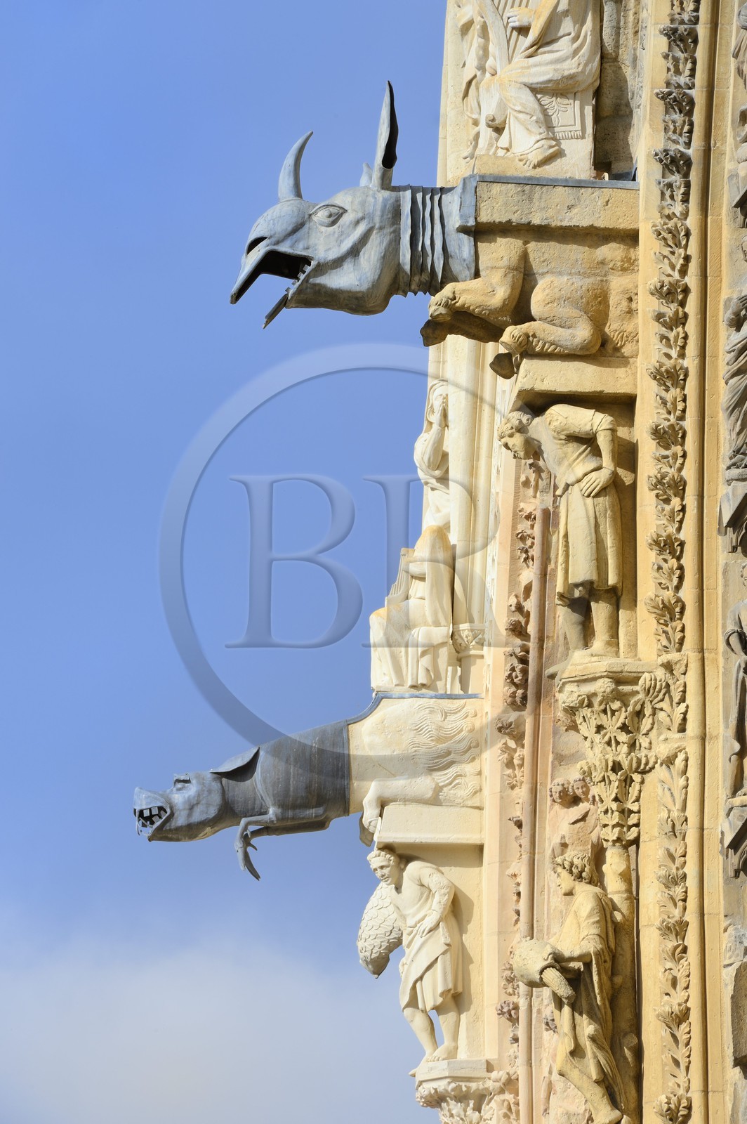 France, Marne (51), Reims, la cathédrale Notre-Dame de Reims, classée Patrimoine Mondial de l'UNESCO, gargouilles plomb et zinc (XVIIème siècle) sur la facade occidentale