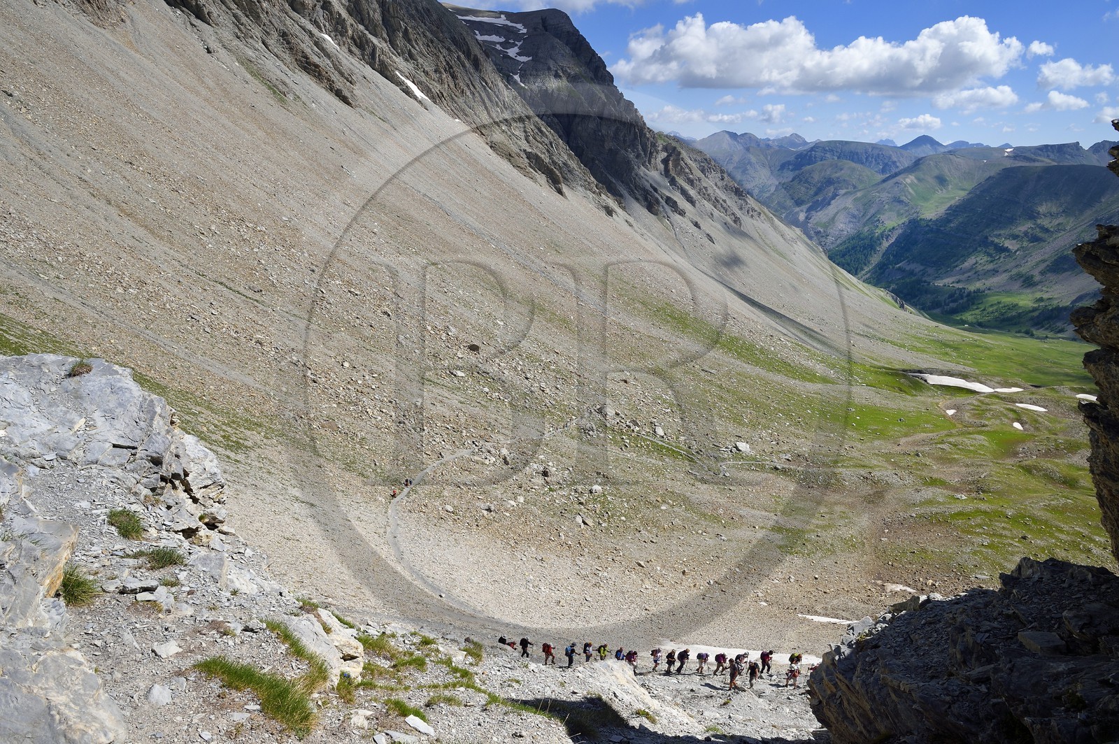 France, Alpes-de-Haute-Provence (04), Uvernet-Fours, parc national du Mercantour, vallée de l'Ubaye, sentier de randonnée du circuit des lacs qui grimpe vers le col de la Petite Cayolle (2639 m)