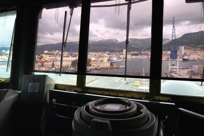 France, Var (83), Toulon, la base navale (Arsenal), le porte-avions à propulsion nucléaire Charles de Gaulle en rénovation de mi-vie, depuis la passerelle de navigation, alidade