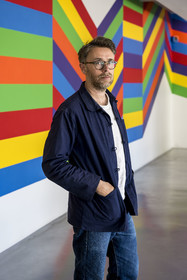France, Vaucluse (84), Avignon, Collection Lambert, Musée d'Art Contemporain, Stéphane Ibars, directeur artistique de la Collection devant l'oeuvre Incomplete Open Cube 5 11 (1973) laque sur aluminium de l'artiste Sol LeWitt