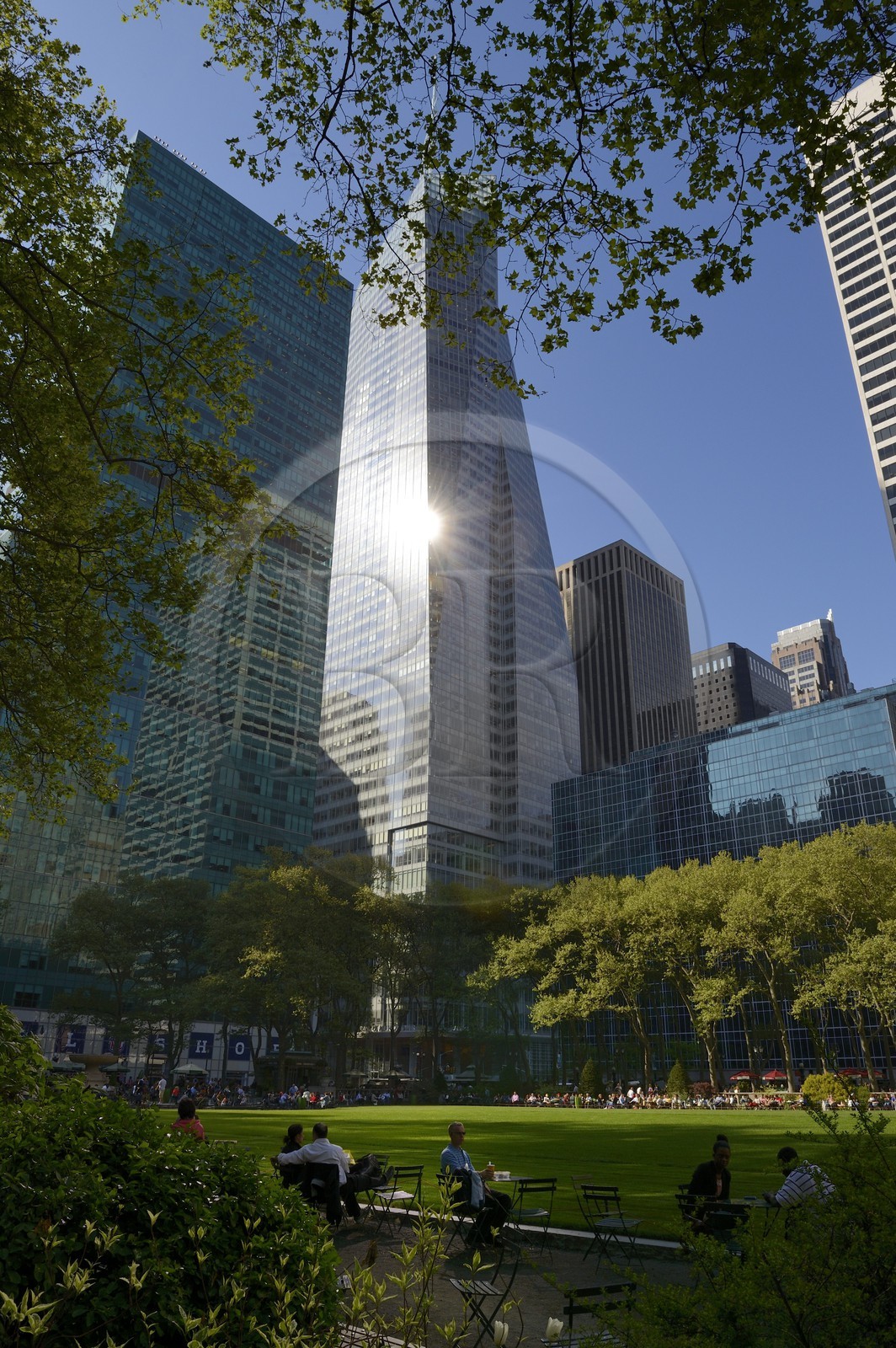 Etats-Unis, New York, Manhattan, Midtown, Bank of America Tower (2009) sur la 42nd Street et 6th Avenue depuis Bryant Park