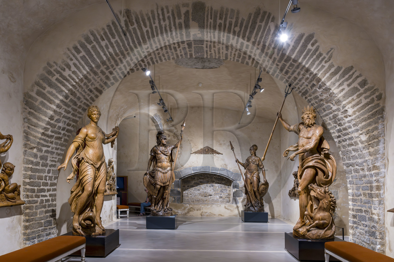 France, Finistère (29), Brest, le musée national de la Marine dans le château, salle consacrée à la décoration navale, statues en bois, Neptune statue en pied à droite