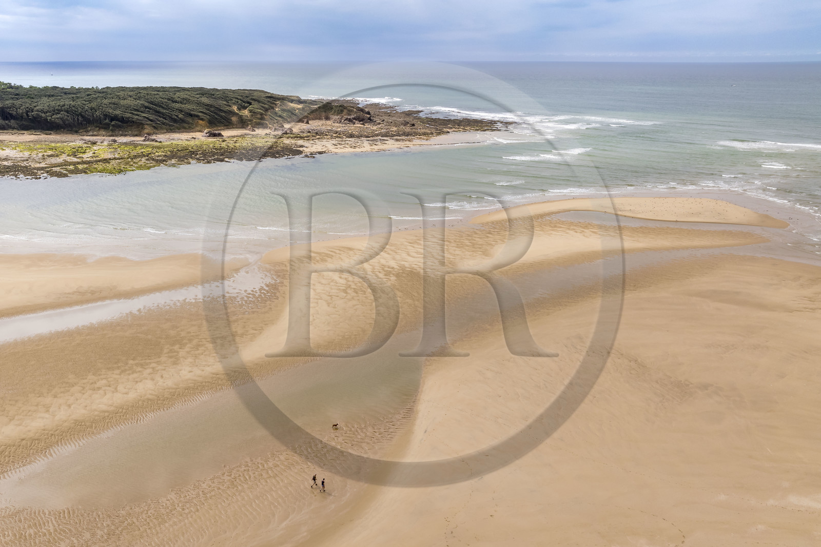 France, Vendée (85), Talmont-Saint-Hilaire, la Pointe du Payré, plage du Veillon et estuaire de la rivière Payré (vue aérienne)