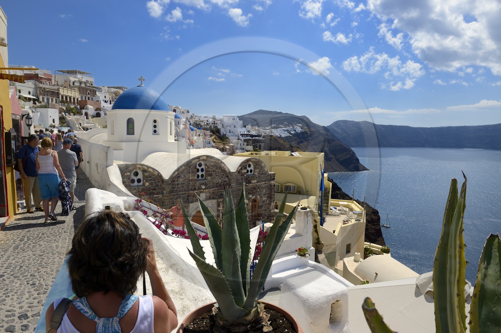 Greece, Cyclades, Aegean Sea, Santorini (Thira or Thera), the village of Oia overlooking the Caldera, the main street
