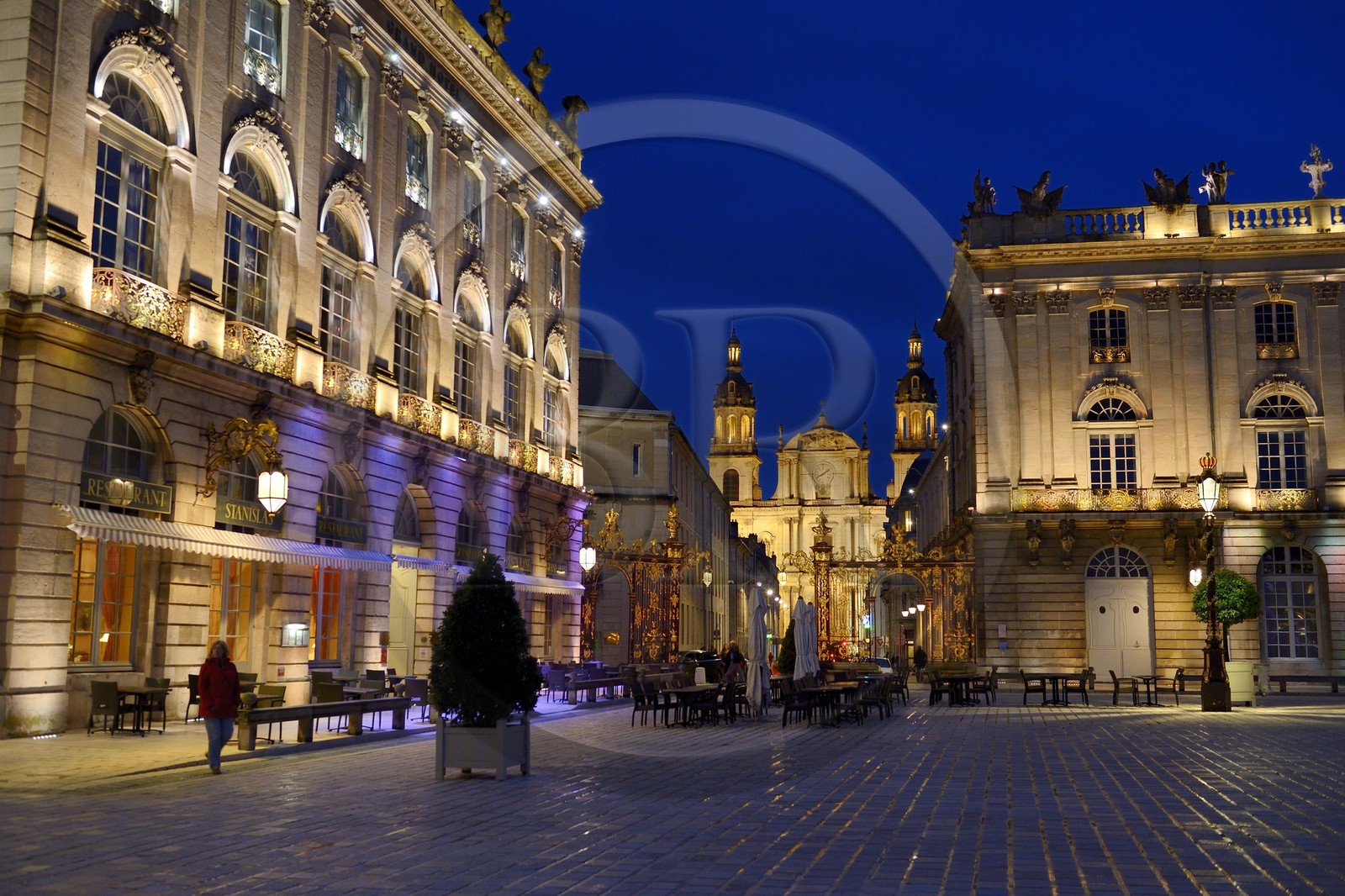 France, Meurthe-et-Moselle (54), Nancy, place Stanislas (ancienne Place Royale) construite par Stanislas Leszczynski, roi de Pologne et dernier duc de Lorraine au XVIIIe siècle, classée Patrimoine Mondial de l'UNESCO, le Grand Hotel de la Reine avec la cathédrale en arrière plan