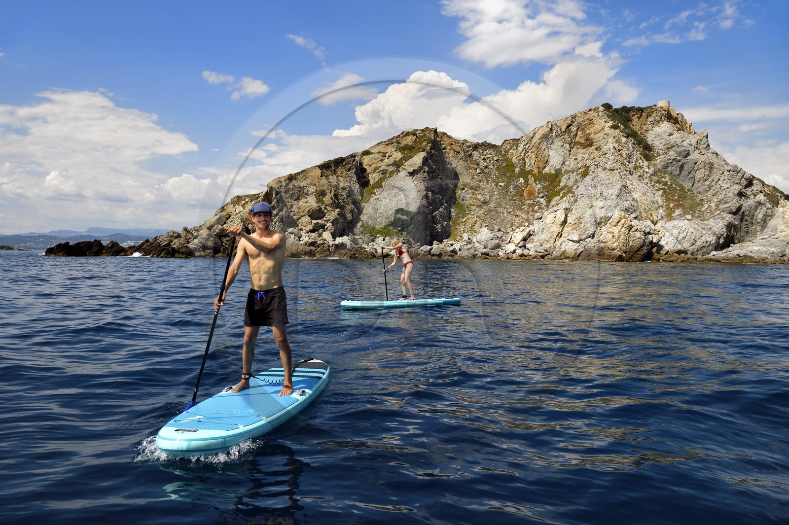 France, Var (83), Six-Fours-les-Plages, Ile des Embiez, Pointe du Coucoussa, le champion de windsurf Freestyle Adrien Bosson en randonnée aquatique sur un paddle