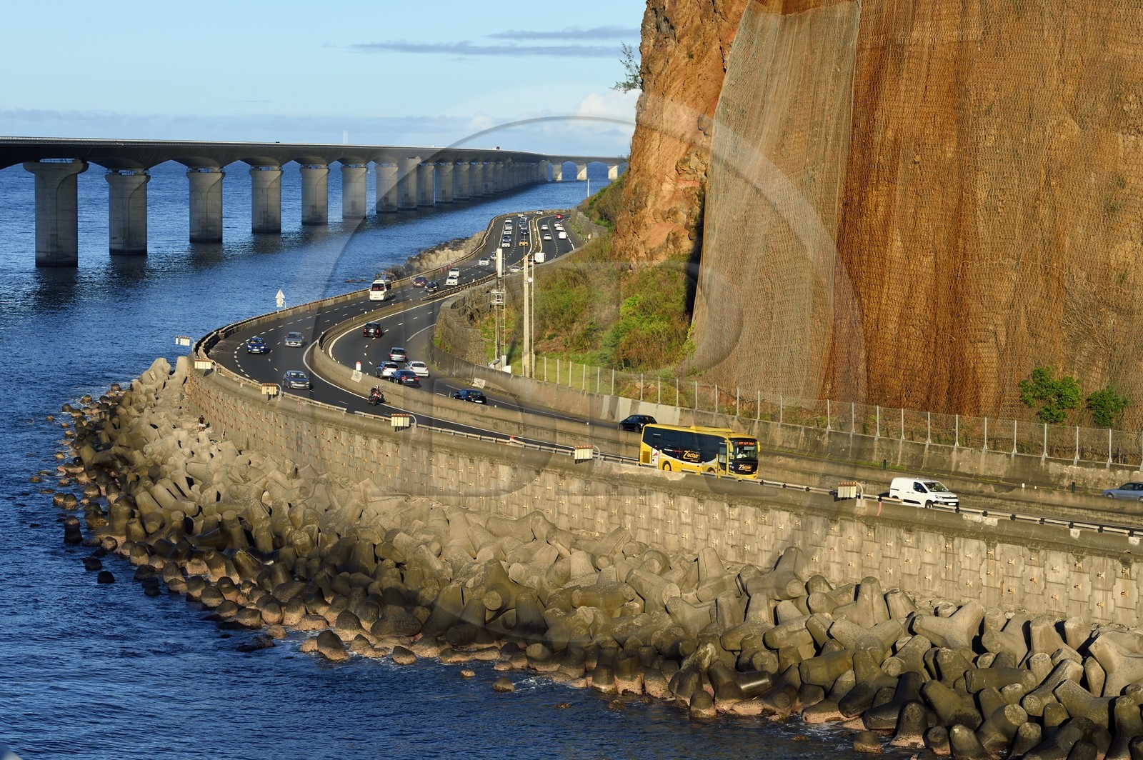 France, Ile de la Reunion, La Possession, l'ancienne route nationale toujours sous la menace de chutes de pierres et la Nouvelle Route du Littoral (NRL) sur la gauche, viaduc maritime long de 5,4 km entre la capitale Saint-Denis et le principal port de commerce à l’Ouest