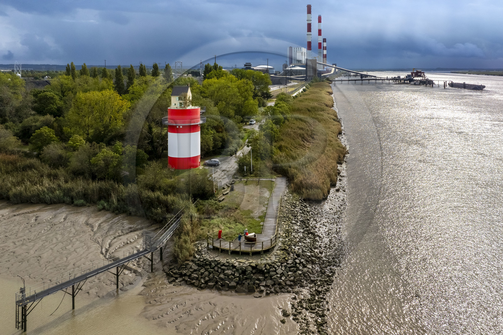 France, Loire-Atlantique (44), Cordemais, collection d'art contemporain à ciel ouvert Estuaire, la Villa Cheminée réalisé par l'artiste japonais Tatzu Nishi sur les rives de la Loire, oeuvre d'art mais aussi maison d'hôtes insolite, la centrale électrique thermique de Cordemais en arrière plan (vue aérienne)