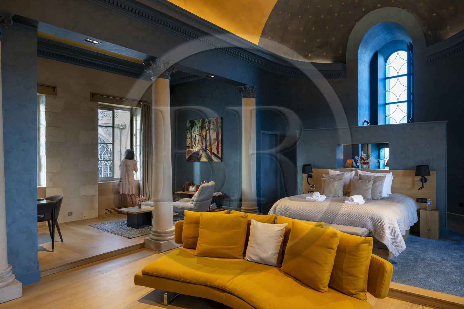 France, Nièvre (58), Nevers, Les Suites du Palais, quatre appartements haut de gamme aménagés dans les anciens batiments du diocèse, l'appartement de la Chapelle, un cocon bleu et design avec vue imprenable sur la cathédrale