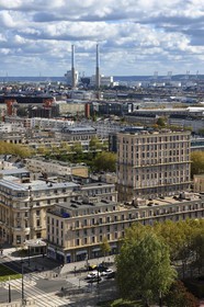 France, Seine-Maritime (76), Le Havre, Centre-ville reconstruit du Havre par Auguste Perret classé Patrimoine Mondial de l'UNESCO, immeubles Perret autours des jardins de l'Hotel de Ville et le port en arrière plan