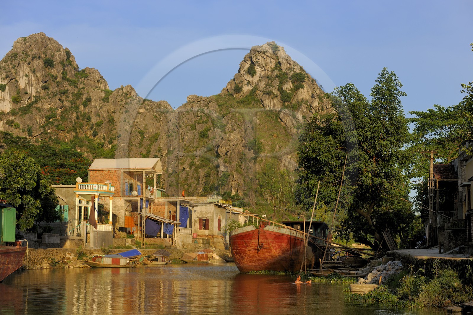 Vietnam, province de Ninh Binh, village insulaire de Kenh Ga entouré de montagnes karstiques