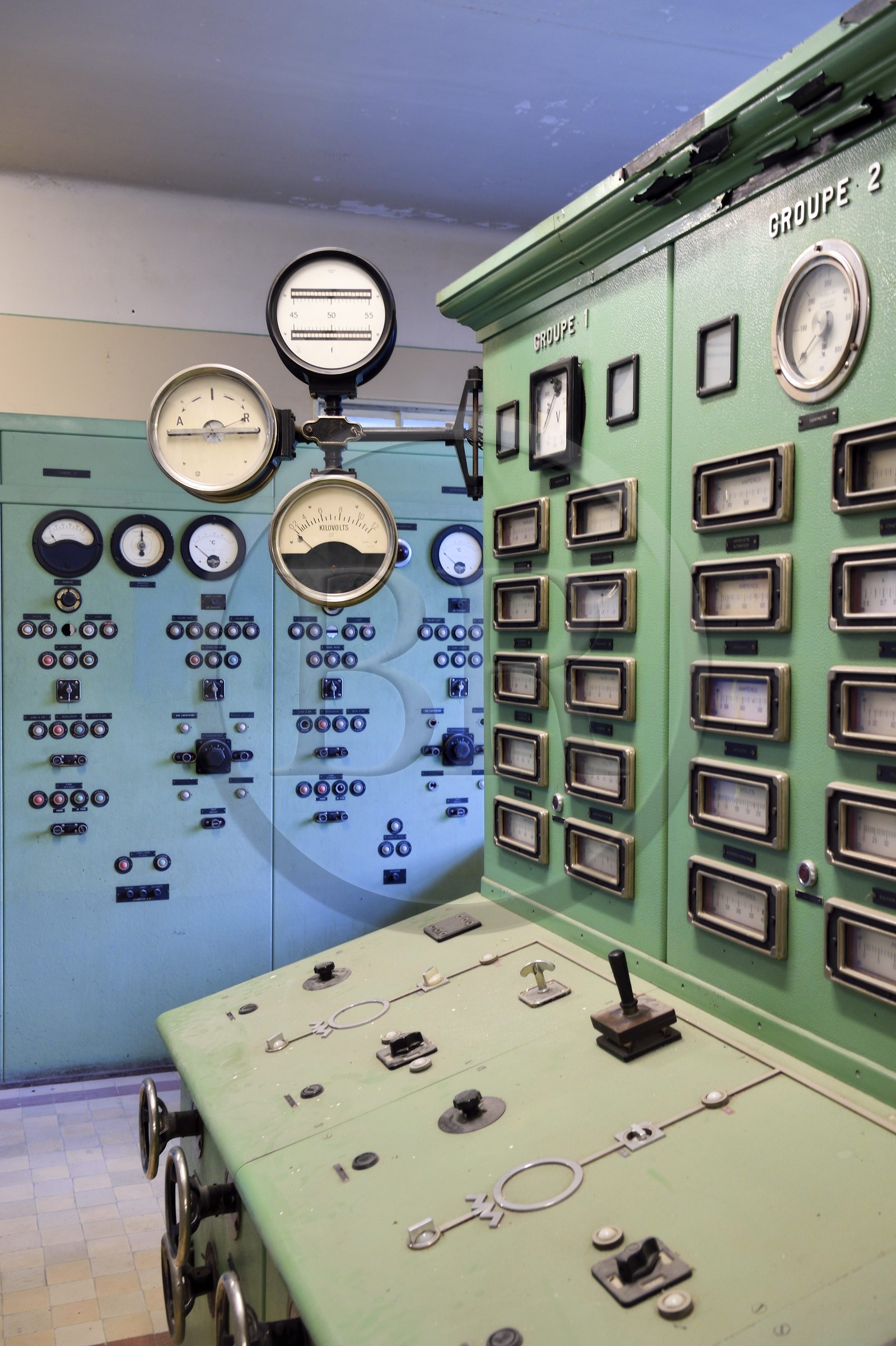 France, Alpes-de-Haute-Provence (04), barrage du lac de Castillon qui retient les eaux du Verdon, ancienne salle de conduite (controle) des années 1948-1950