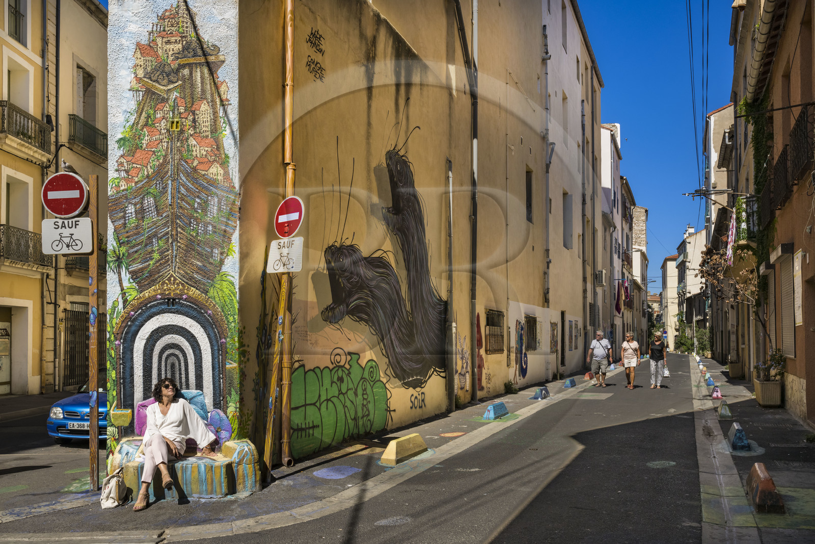 France, Hérault (34), Sète, fresque murale réalisée par le plasticien David Duart et le grapheur Naoui Restart censée évoquer le voyage à l'angle des rues de Tunis et Pierre Semard