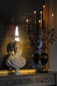 France, Yvelines (78), château de Versailles, classé Patrimoine Mondial de l'UNESCO, le domaine de Marie-Antoinette, le Petit Trianon, grande salle à manger avec un buste de Marie-Antoinette sur la cheminée