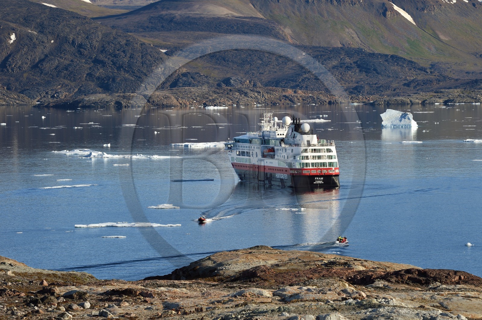 Groenland, cote Nord-Ouest, Smith sound au nord de la baie de Baffin, Inglefield Land, site de Etah dans le Foulke fjord, campement inuit aujourd'hui abandonné qui servit de base à plusieurs expéditions polaires, le bateau de croisière MS Fram de la compagnie Hurtigruten