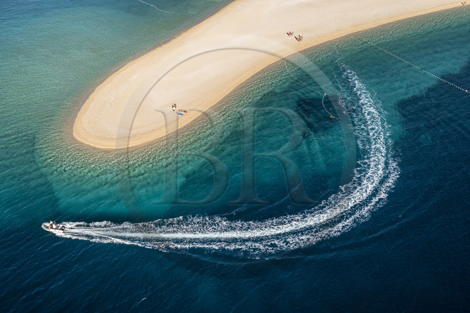 Croatie, Dalmatie, cote dalmate, Ile de Brac, Bol, la plage de Zlatni Rat ou Corne d'or (vue aérienne)