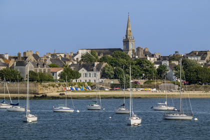 France, Morbihan, Port-Louis, Driasker cove and Notre-Dame-de-l’Assomption church