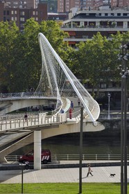 Espagne, Pays basque espagnol, Biscaye, Bilbao, passerelle suspendue Zubizuri dessinée par l'architecte Santiago Calatrava sur le Ria de Bilbao