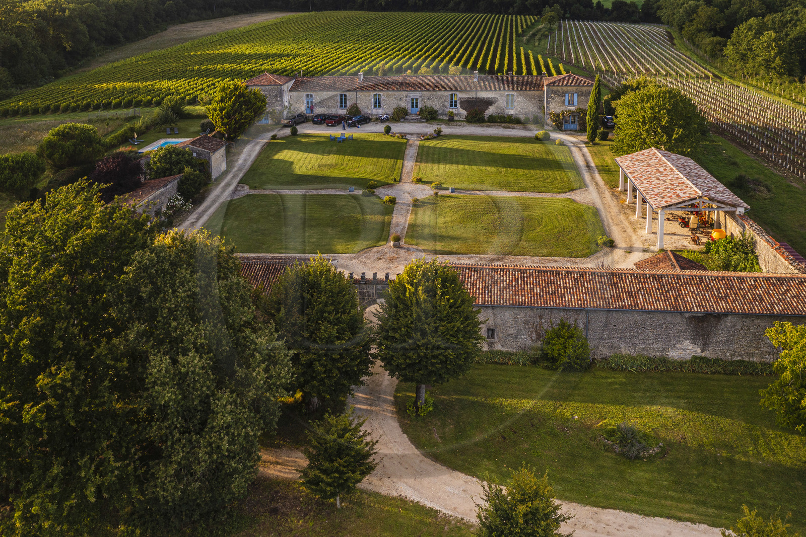 France, Charente-Maritime (17),  Saintonge, Saint-Bris-des-Bois, la chambre d'hote le Logis de l'Astrée un logis saintongeais du XVIIème siècle (vue aérienne)