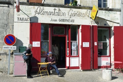 France, Charente-Maritime (17), Saintonge, Saint-Savinien,  labellisé Villages de pierres et d'eau, l'Epicerie Rouge sur les quais de la Charente