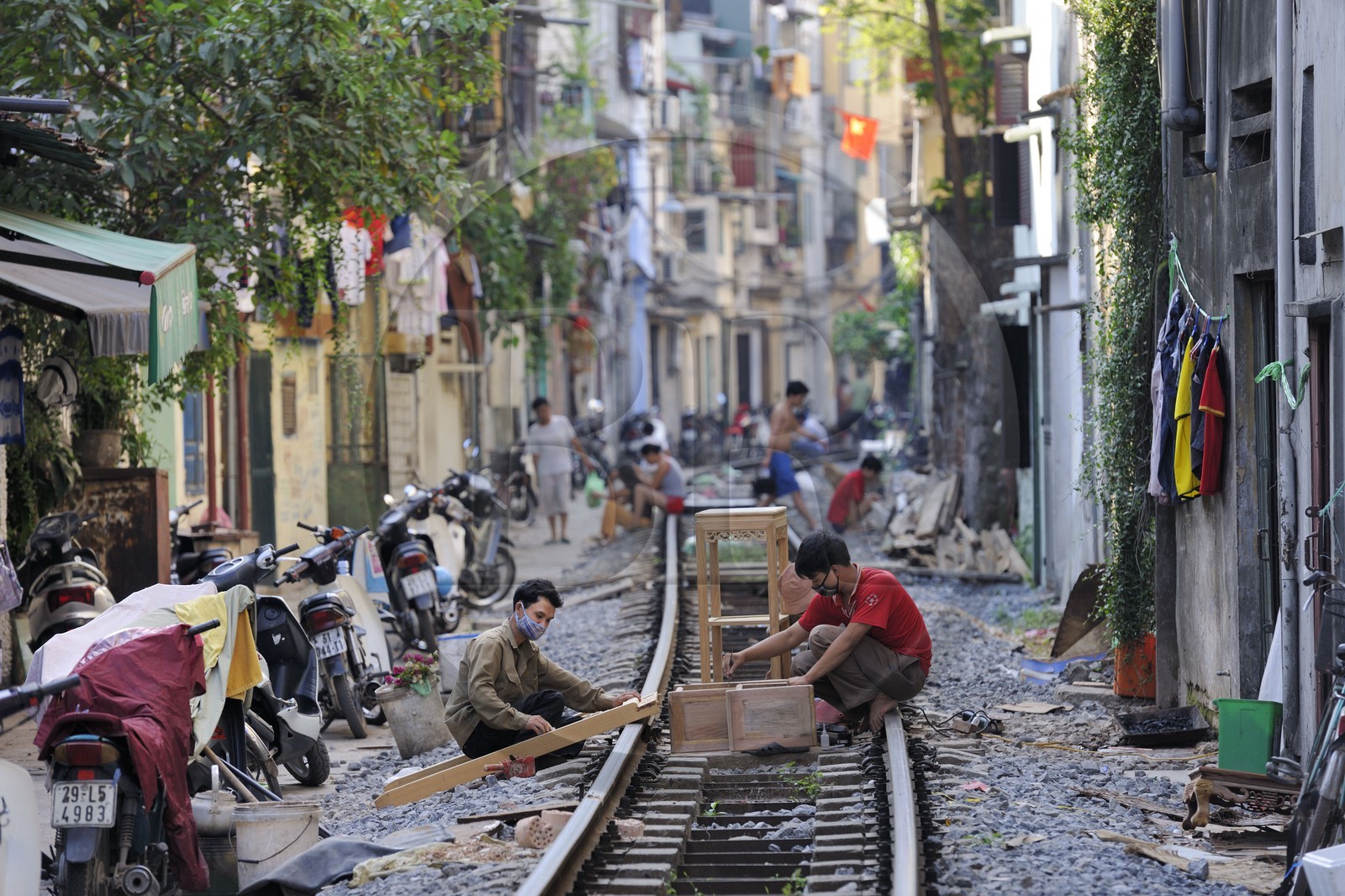 Vietnam, Hanoï, voie ferrée qui passe au coeur de la vieille ville