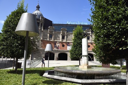 Espagne, Pays basque espagnol, Biscaye, Bilbao, Azkuna Zentroa, ancien entrepot vinicole municipal Alhóndiga datant de 1909 entierement restructuré par Philippe Starck pour accueillir un centre culturel et de loisirs