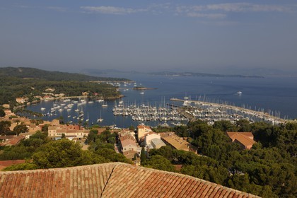 France, Var (83), Iles d'Hyères, parc national de Port-Cros, île de Porquerolles, le village vu du Fort Sainte Agathe