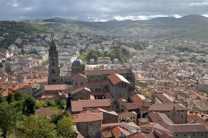France, Haute-Loire (43), Le Puy-en-Velay, étape des chemins de Compostelle, la cathédrale Notre-Dame-de-l'Annonciation du XIIe siècle classée Patrimoine Mondial de l'UNESCO, sous la bruine et le soleil