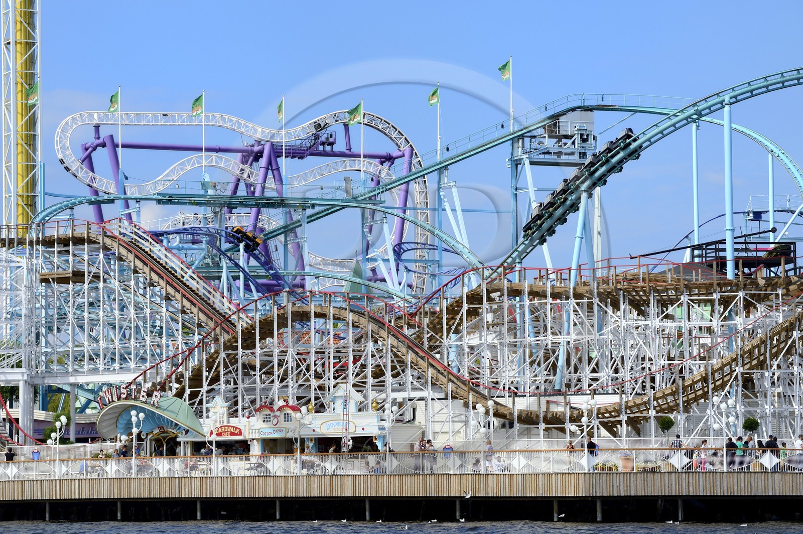 Suède, Stockholm, Djurgarden, le parc d'attractions Gröna Lund aux accents de fête foraine, montagnes russes